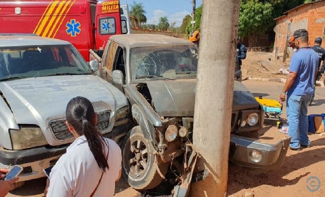 Imagem de compartilhamento para o artigo Mulher avança cruzamento, bate em S-10 e arrebenta caminhonete em poste em Coxim da MS Todo dia